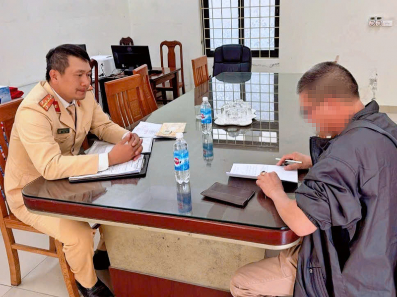 Xử phạt tài xế xe khách cản trở đoàn xe ưu tiên -0