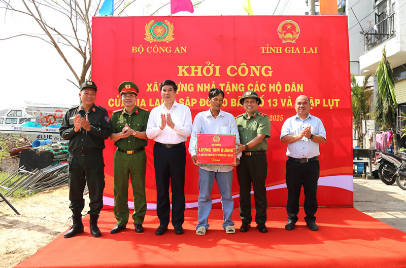 Bộ Công an hỗ trợ 50 tấn hàng và 1 tỷ đồng cho đồng bào Gia Lai -4