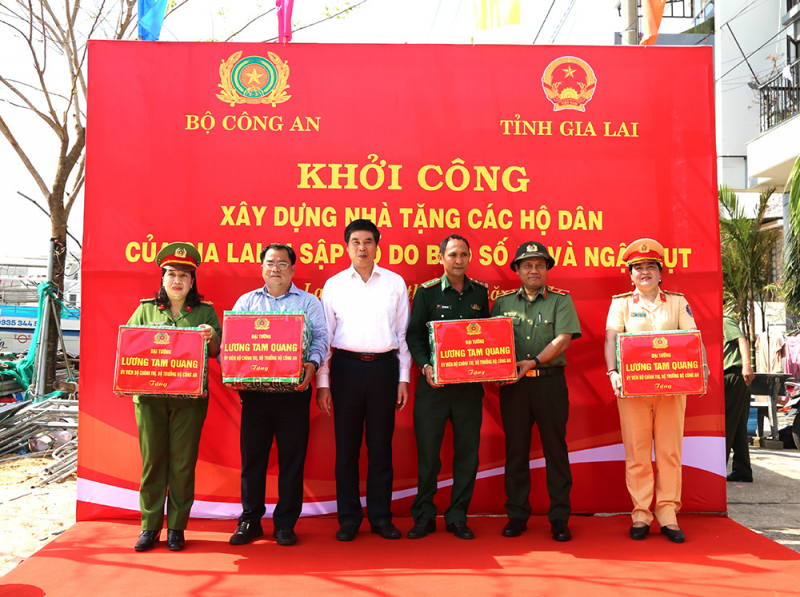 Bộ Công an hỗ trợ 50 tấn hàng và 1 tỷ đồng cho đồng bào Gia Lai -5