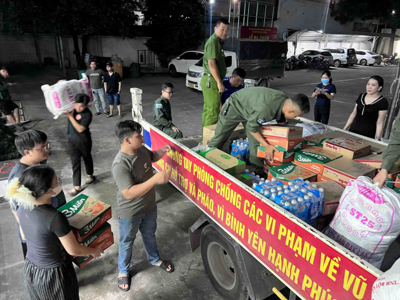 Lực lượng Công an lan tỏa sức mạnh đoàn kết hướng về đồng bào vũng lũ -0