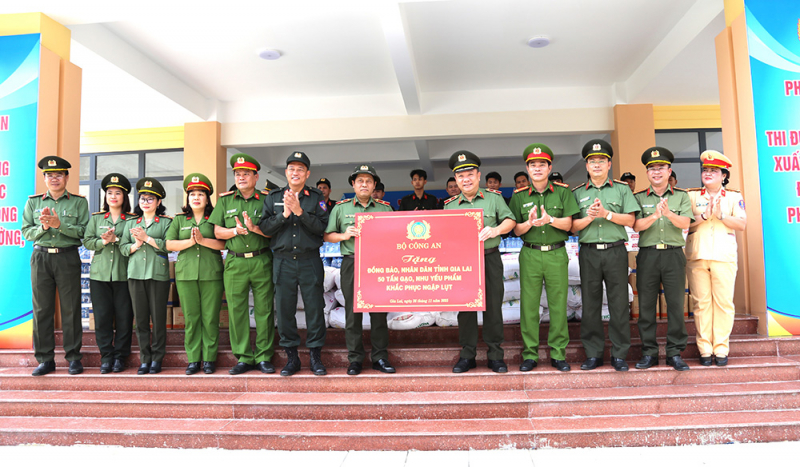 Bộ Công an hỗ trợ 50 tấn hàng và 1 tỷ đồng cho đồng bào Gia Lai -6