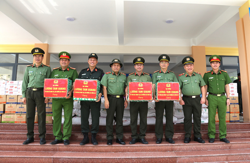 Bộ Công an hỗ trợ 50 tấn hàng và 1 tỷ đồng cho đồng bào Gia Lai -7