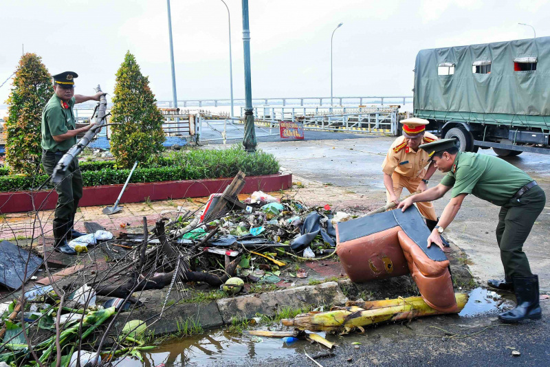 Lực lượng Công an lan tỏa sức mạnh đoàn kết hướng về đồng bào vũng lũ -0