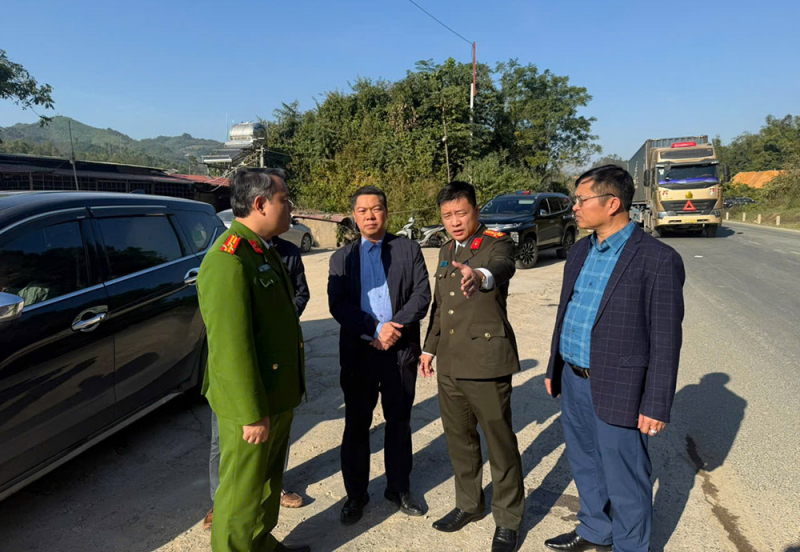 ảnh 1_lãnh đạo công an tỉnh cùng đoàn lãnh đạo tỉnh có mặt chỉ đạo tại hiện trường.jpg -0