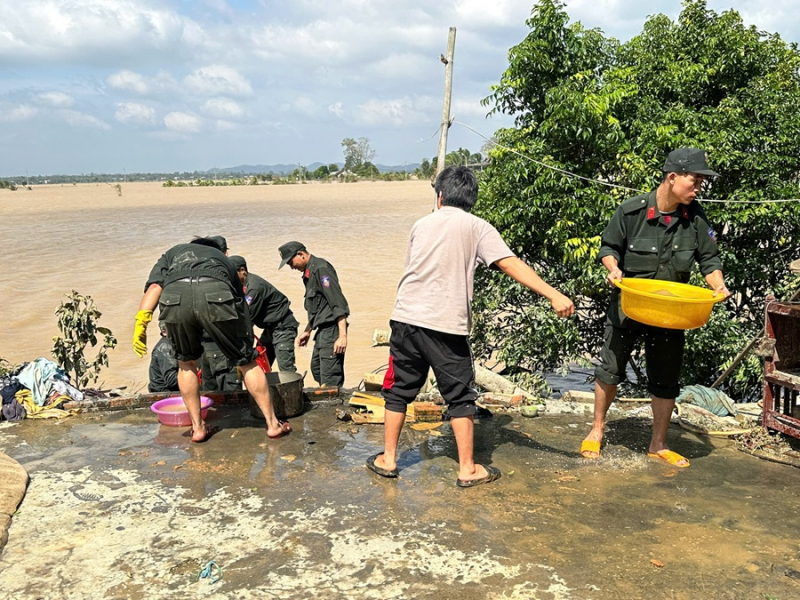 Cảnh sát cơ động Lâm Đồng hỗ trợ nhân dân khắc phục hậu quả mưa lũ -0