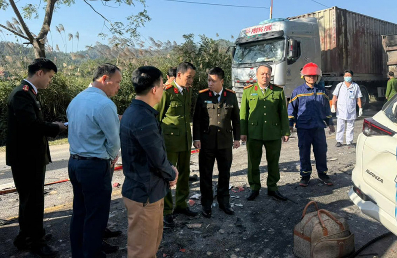 ảnh 2_lãnh đạo công an tỉnh trực tiếp có mặt để chỉ đạo điều tra làm rõ nguyên nhân vụ tai nạn giao thông.jpg -0