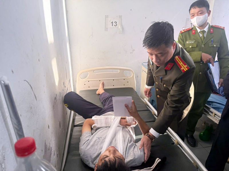 ảnh 4_đồng chí giám đốc công an tỉnh thăm hỏi, động viên người bị thương.jpg -0