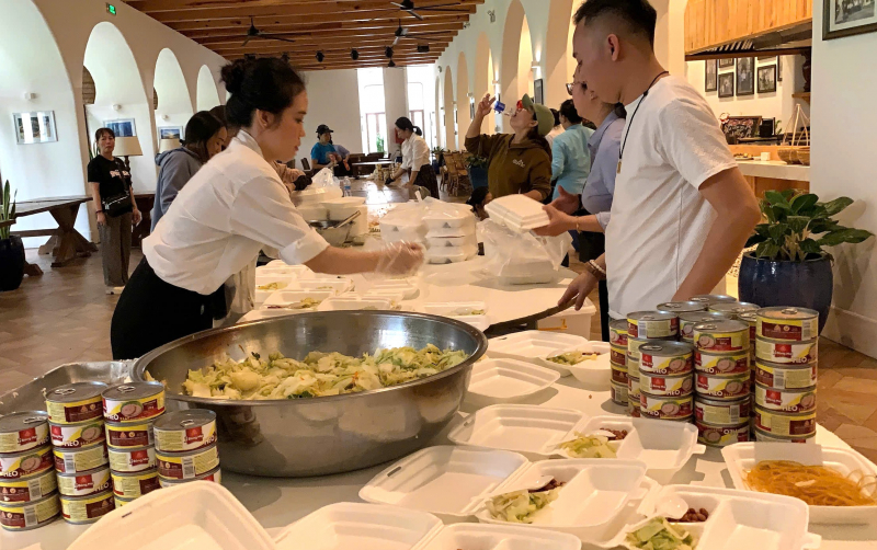 Las cocinas de campaña calientan los corazones de las personas en las zonas afectadas por las inundaciones -0