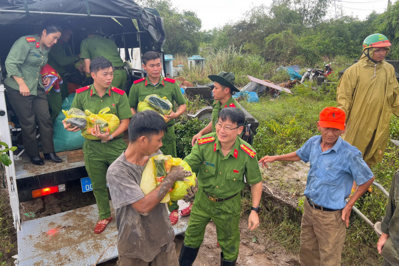 Trường Cao đẳng Cảnh sát nhân dân 2: Góp sức giúp người dân gượng dậy sau lũ lụt -0