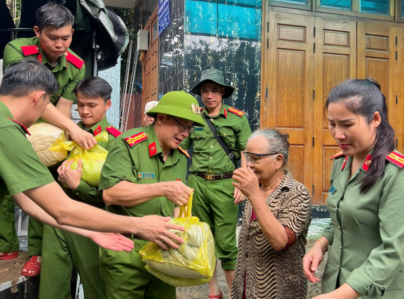 Trường Cao đẳng Cảnh sát nhân dân 2: Góp sức giúp người dân gượng dậy sau lũ lụt -1