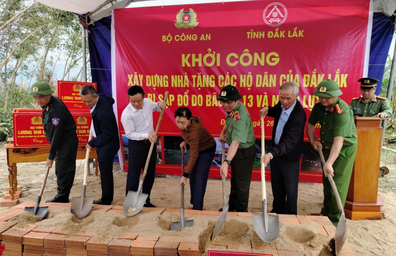 Bộ Công an khởi công xây dựng nhà hỗ trợ người dân thiệt hại do bão lũ ở Đắk Lắk -0
