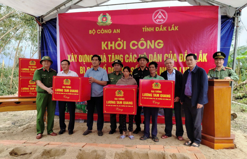 Bộ Công an khởi công xây dựng nhà hỗ trợ người dân thiệt hại do bão lũ ở Đắk Lắk -0