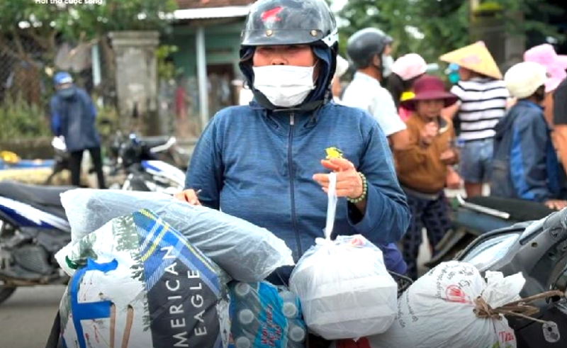 Las cocinas de campaña calientan los corazones de las personas en las zonas afectadas por las inundaciones -0