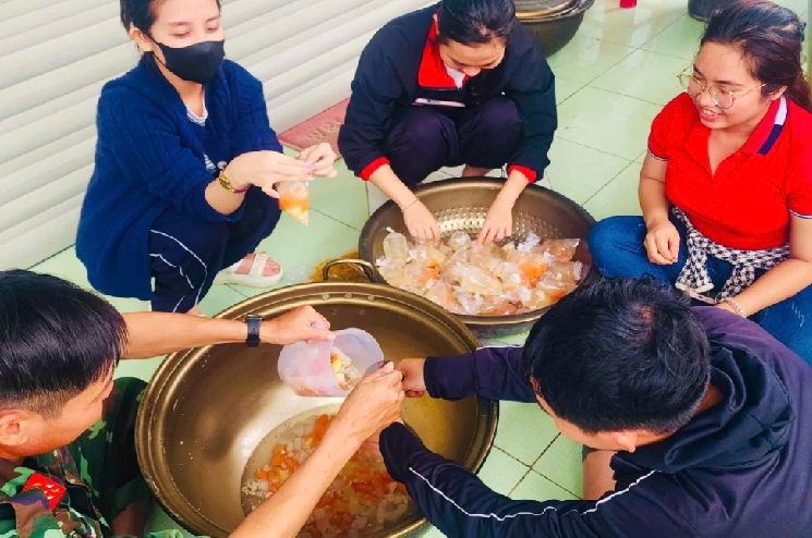 Las cocinas de campaña calientan los corazones de las personas en las zonas afectadas por las inundaciones -0