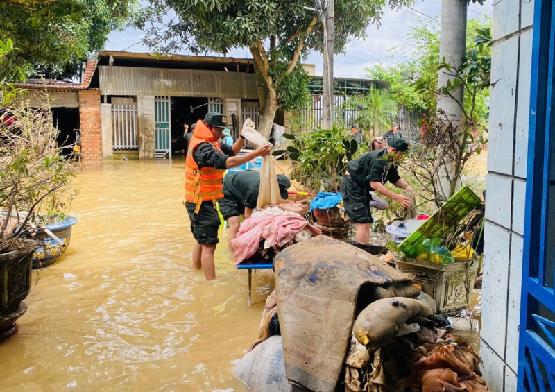 Cảnh sát cơ động Lâm Đồng hỗ trợ nhân dân khắc phục hậu quả mưa lũ -0