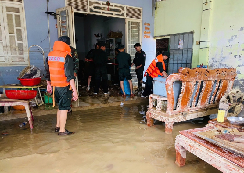 Cảnh sát cơ động Lâm Đồng hỗ trợ nhân dân khắc phục hậu quả mưa lũ -0