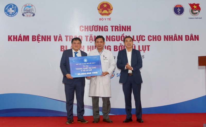 Hơn 1.000 người dân ở vùng lũ lụt TP Huế được khám bệnh, cấp thuốc miễn phí -0