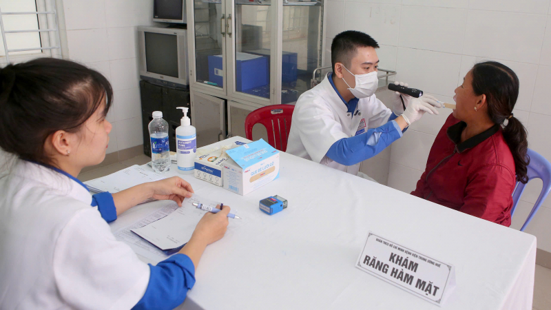 Hơn 1.000 người dân ở vùng lũ lụt TP Huế được khám bệnh, cấp thuốc miễn phí -0