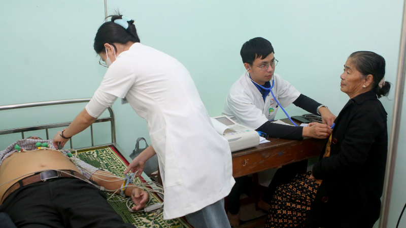 Hơn 1.000 người dân ở vùng lũ lụt TP Huế được khám bệnh, cấp thuốc miễn phí -0