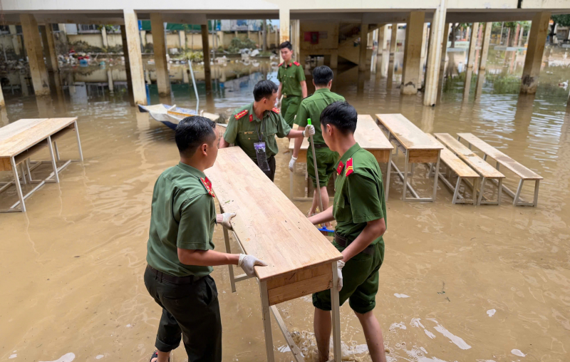 Khanh Hoa سیلاب سے متاثرہ علاقوں میں طلباء کے لیے یونیفارم خریدنے کے لیے اضافی رقم فراہم کرتا ہے -0