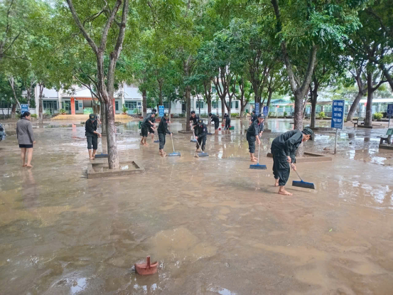 Khanh Hoa سیلاب سے متاثرہ علاقوں میں طلباء کے لیے یونیفارم خریدنے کے لیے اضافی رقم فراہم کرتا ہے -0