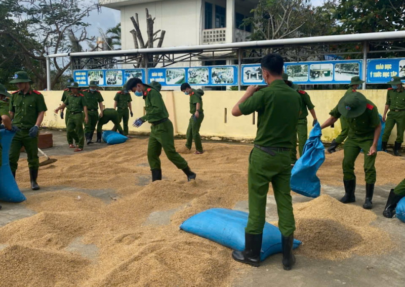 Trường Cao đẳng Cảnh sát nhân dân 2: Góp sức giúp người dân gượng dậy sau lũ lụt -0