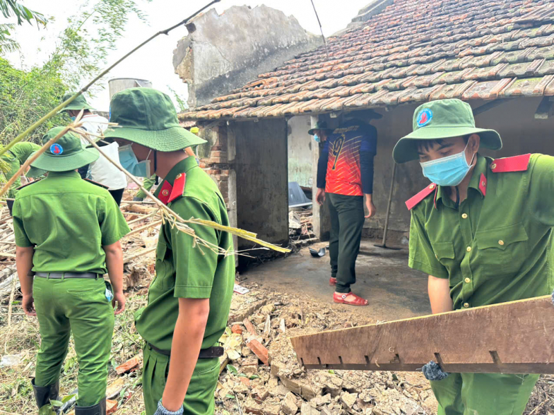 Trường Cao đẳng Cảnh sát nhân dân 2: Góp sức giúp người dân gượng dậy sau lũ lụt -0