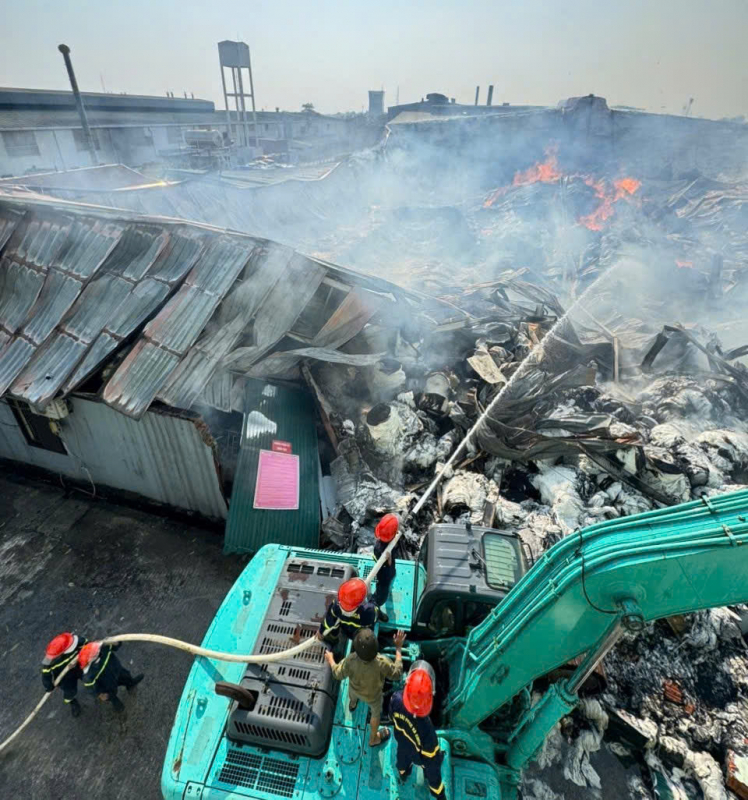 Huy động 130 Cảnh sát chữa cháy ở Công ty TNHH Tissue Linh An -0