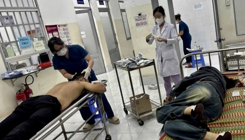 เลี่ยงรถจักรยานยนต์ข้ามถนน รถยนต์บรรทุกคนงานเกือบ 30 ชีวิตพลิกคว่ำ บาดเจ็บกว่า 10 คน -0