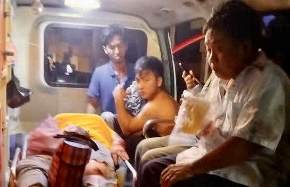 เลี่ยงรถจักรยานยนต์ข้ามถนน รถยนต์บรรทุกคนงานเกือบ 30 ชีวิตพลิกคว่ำ บาดเจ็บกว่า 10 คน -0