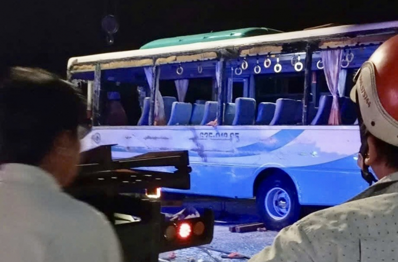 เลี่ยงรถจักรยานยนต์ข้ามถนน รถยนต์บรรทุกคนงานเกือบ 30 ชีวิตพลิกคว่ำ บาดเจ็บกว่า 10 คน -0