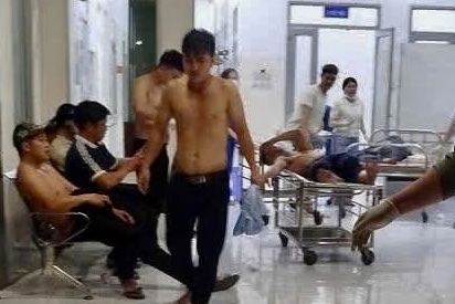 เลี่ยงรถจักรยานยนต์ข้ามถนน รถยนต์บรรทุกคนงานเกือบ 30 ชีวิตพลิกคว่ำ มีผู้บาดเจ็บกว่า 10 ราย -1