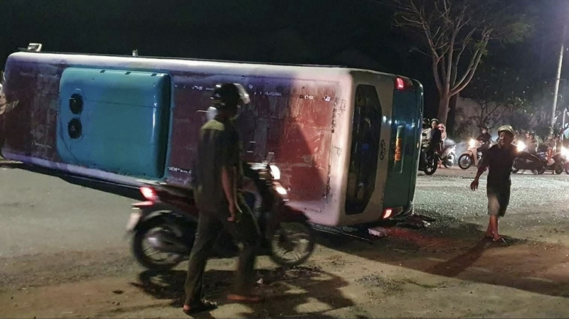 เลี่ยงรถจักรยานยนต์ข้ามถนน รถยนต์บรรทุกคนงานเกือบ 30 ชีวิตพลิกคว่ำ มีผู้บาดเจ็บกว่า 10 ราย -1