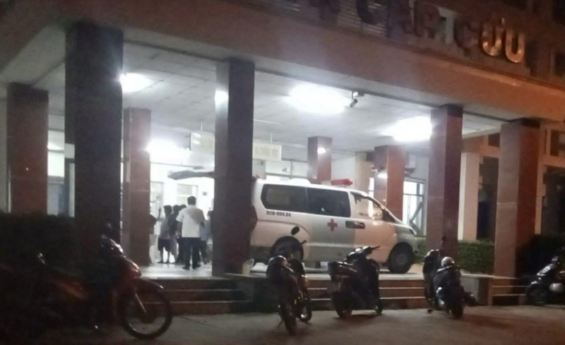 เลี่ยงรถจักรยานยนต์ข้ามถนน รถยนต์บรรทุกคนงานเกือบ 30 ชีวิตพลิกคว่ำ มีผู้บาดเจ็บกว่า 10 ราย -1