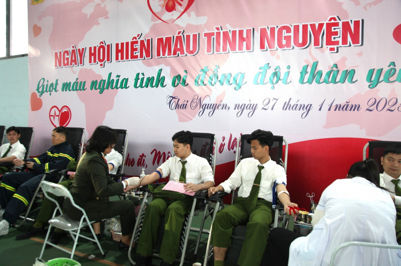 Hơn 1.000 cán bộ, chiến sĩ Công an tỉnh Thái Nguyên tham gia hiến máu -0