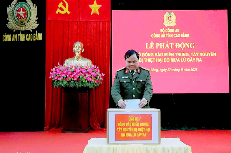 Công an các địa phương ủng hộ đồng bào bị ảnh hưởng bởi lũ lụt -0