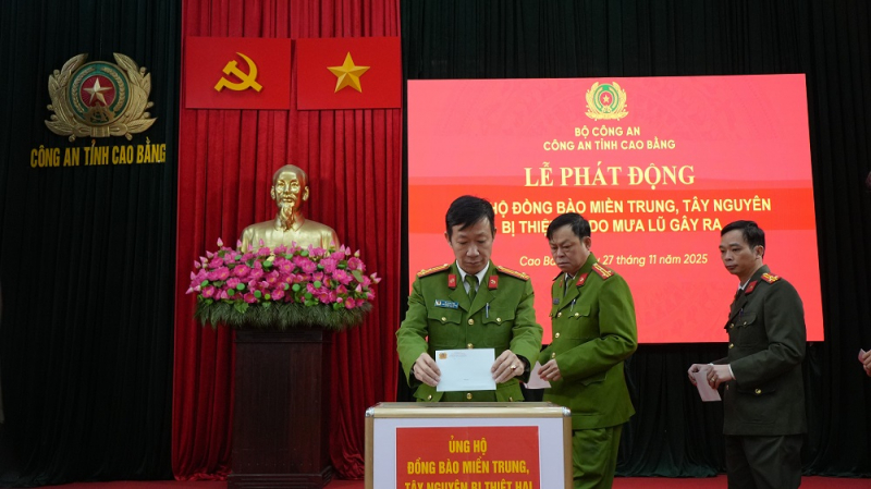 Công an các địa phương ủng hộ đồng bào bị ảnh hưởng bởi lũ lụt -0