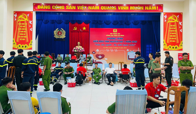 Công an Cà Mau hiến trên 520 đơn vị máu đợt 2 năm 2025 -0