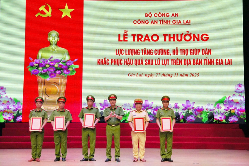 Công an tỉnh Gia Lai cảm ơn các lực lượng tăng cường, chi viện hỗ trợ khắc phục hậu quả mưa lũ -0