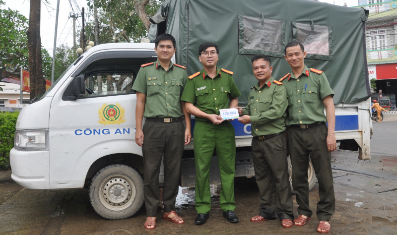 Ấm tình từ những suất quà sẻ chia khó khăn trong vùng lũ lụt -0