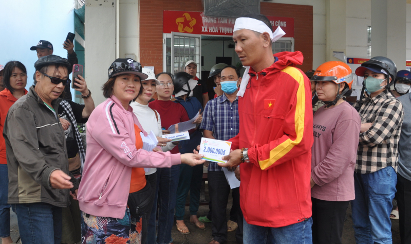 Ấm tình từ những suất quà sẻ chia khó khăn trong vùng lũ lụt -0