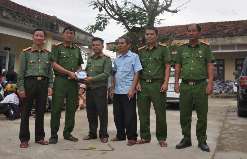 Ấm tình từ những suất quà sẻ chia khó khăn trong vùng lũ lụt -0