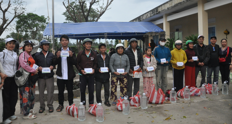 Ấm tình từ những suất quà sẻ chia khó khăn trong vùng lũ lụt -0