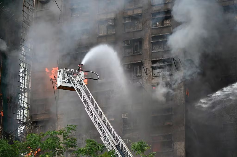 Lính cứu hoả xông vào biển lửa, giải cứu nạn nhân vụ cháy tại Hong Kong -0
