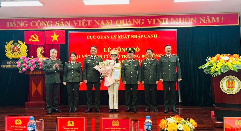 Trao quyết định bổ nhiệm phó Cục trưởng Cục Quản lý xuất nhập cảnh -0