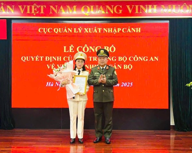 Trao quyết định bổ nhiệm phó Cục trưởng Cục Quản lý xuất nhập cảnh -0