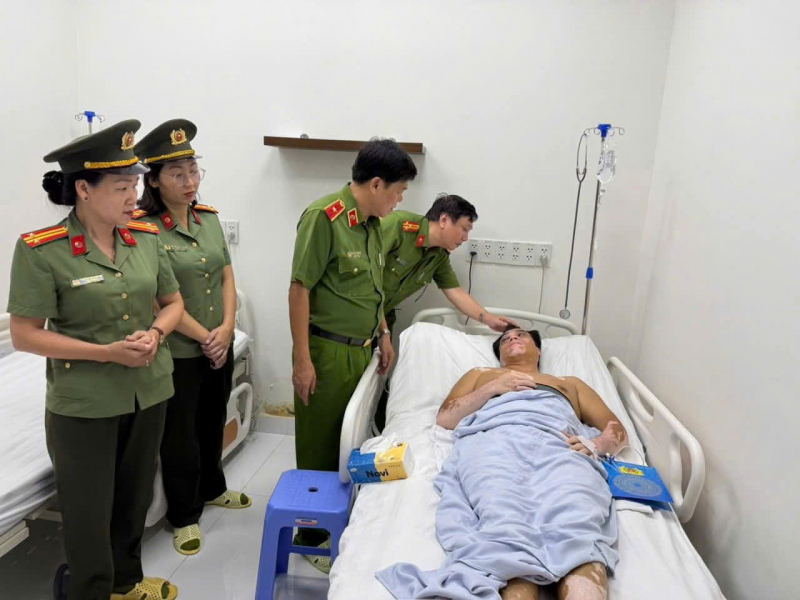 Thăm hỏi cán bộ bị thương khi tham gia nhiệm vụ hỗ trợ người dân vùng lũ -0