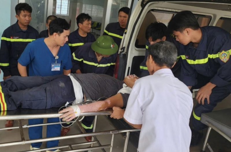 Thăm hỏi cán bộ bị thương khi tham gia nhiệm vụ hỗ trợ người dân vùng lũ -0