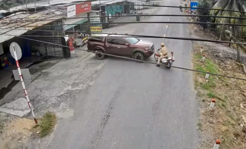 Truy xét người điều khiển xe bán tải chống người thi hành công vụ -0