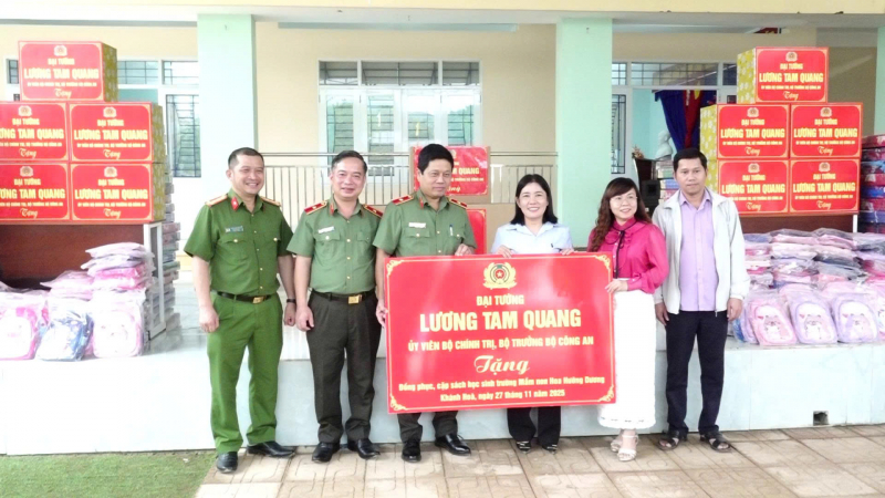 Đoàn công tác Bộ Công an tặng quà Trường Mầm non Hướng Dương ở Khánh Hòa bị ảnh hưởng mưa lũ  -0